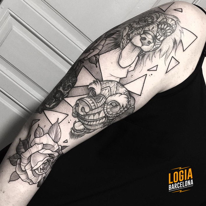 tatuaje_perros_geometria_rosa_blackwork_Dalmau_Tattoo_Logia_Barcelona